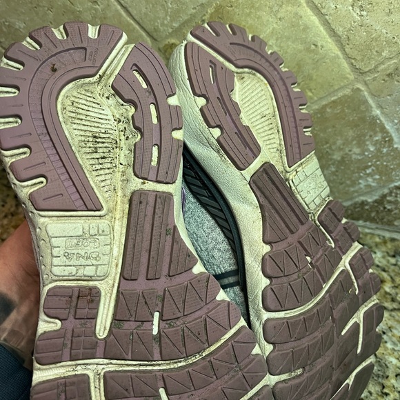 Women’s Brooks running shoes - Picture 8 of 8